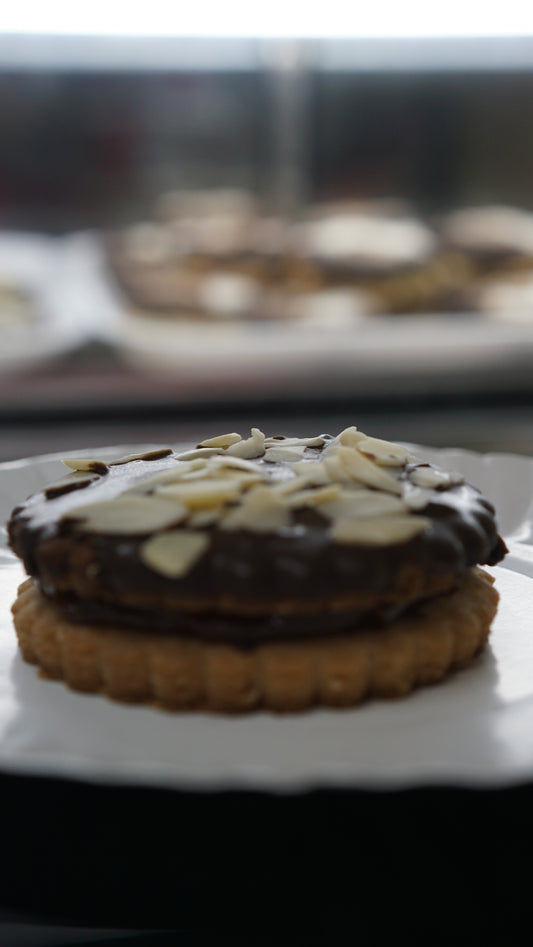 Mendocino relleno de manjar con chocolate negro y almendras / pack de 10 unidades