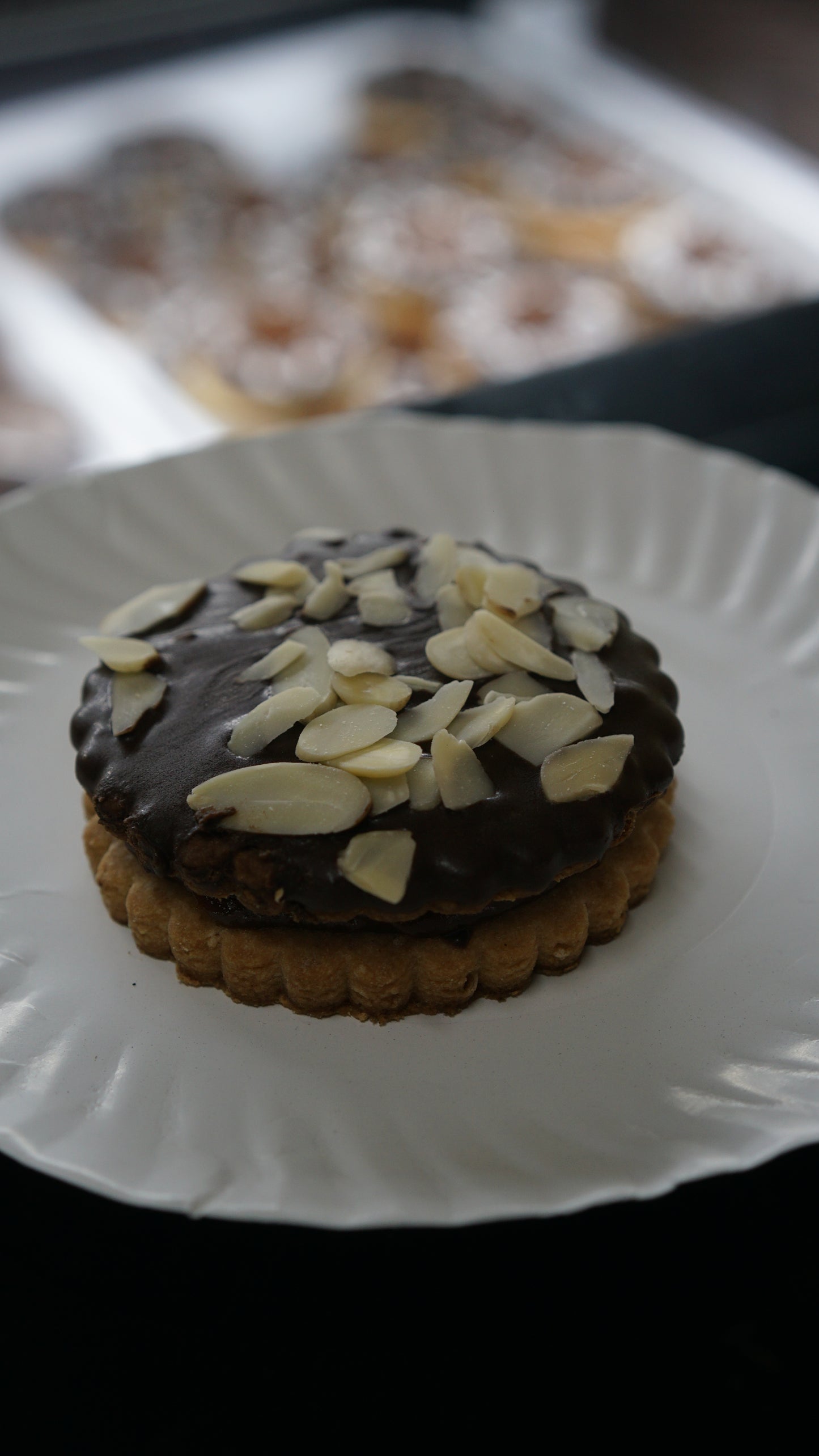 Mendocino relleno de manjar con chocolate negro y almendras / pack de 10 unidades