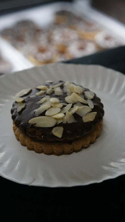 Mendocino relleno de manjar con chocolate negro y almendras / pack de 10 unidades