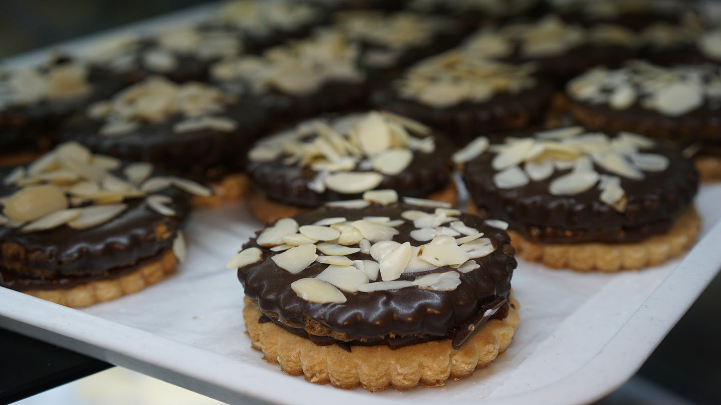 Mendocino relleno de manjar con chocolate negro y almendras / pack de 10 unidades
