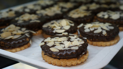 Mendocino relleno de manjar con chocolate negro y almendras / pack de 10 unidades