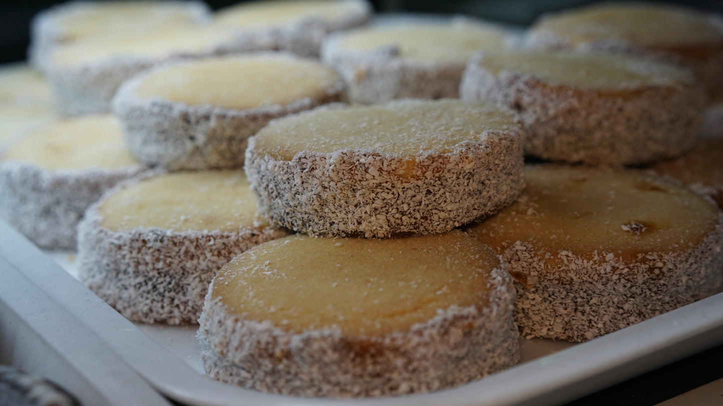 Mendocino de Maicena relleno de Manjar y cubierto con Coco / Pack de 10 unidades