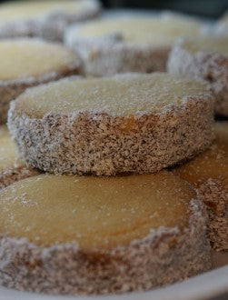 Mendocino de Maicena relleno de Manjar y cubierto con Coco / Pack de 10 unidades