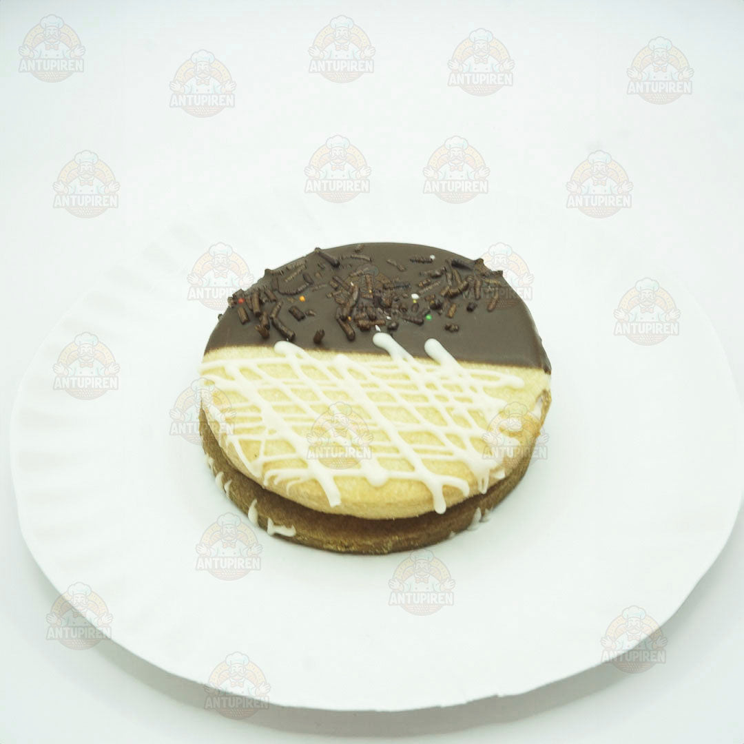 Mendocino relleno de Manjar y cubierto con mix de Chocolate / Pack de 10 unidades