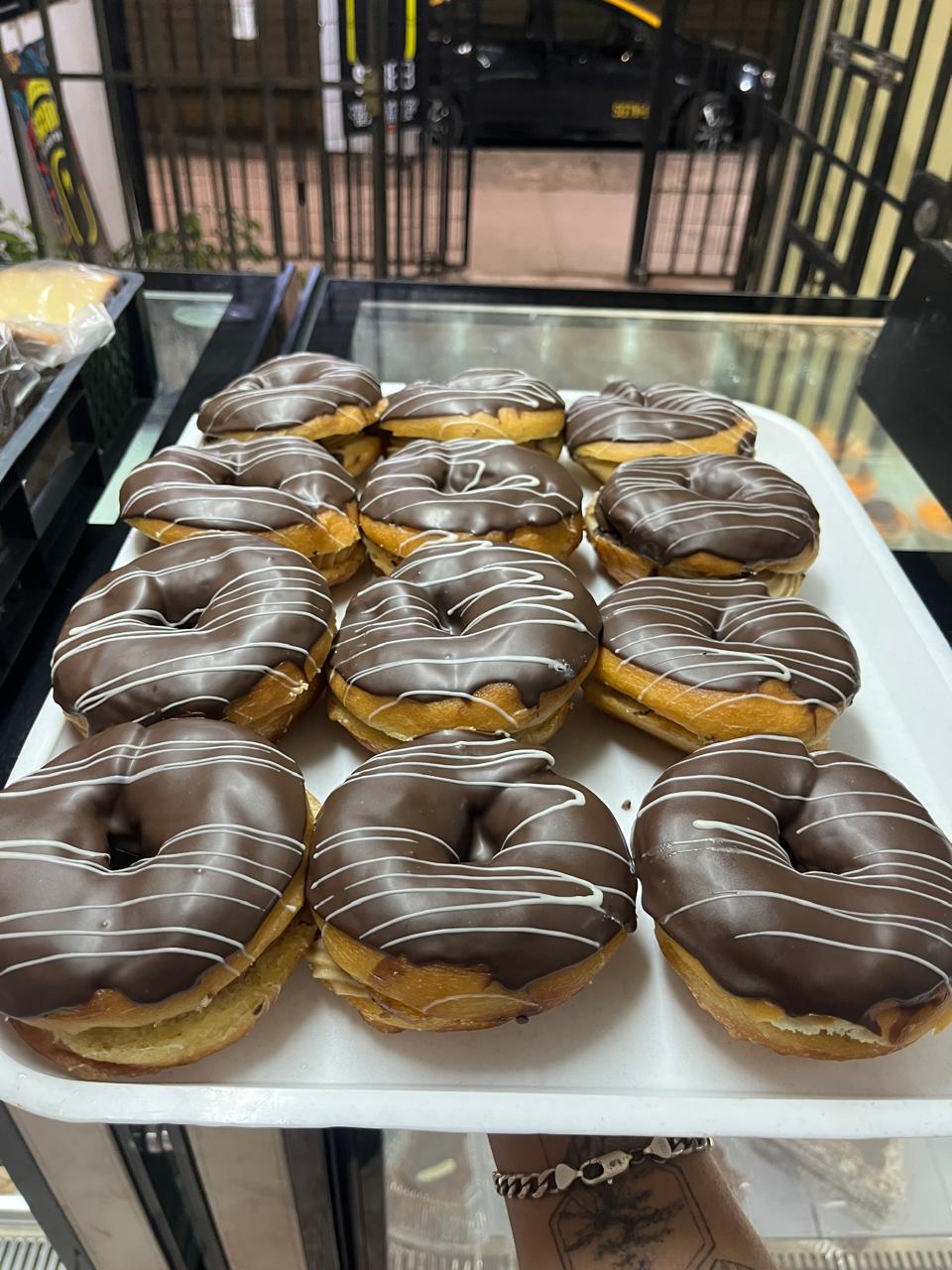 Donas de Chocolate con Relleno – Caja 10 Unidades