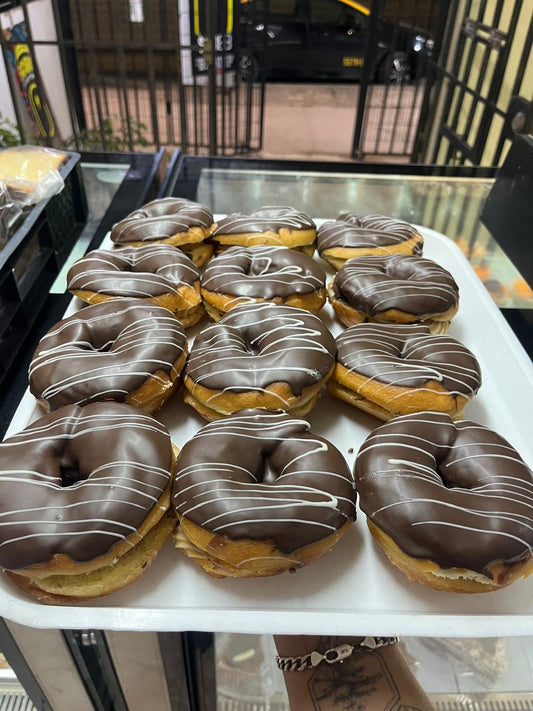 Donas de Chocolate con Relleno – Caja 10 Unidades